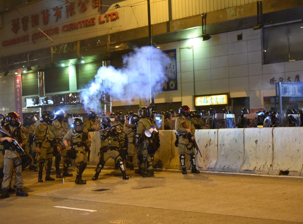 警方在英皇道發射多枚催淚彈。
