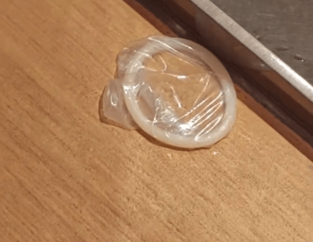 女租客指酒店浴巾掉落用過避孕套。