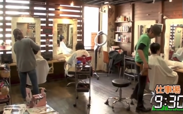 送子女上學後，兩夫婦便會回到髮型屋開工。網圖