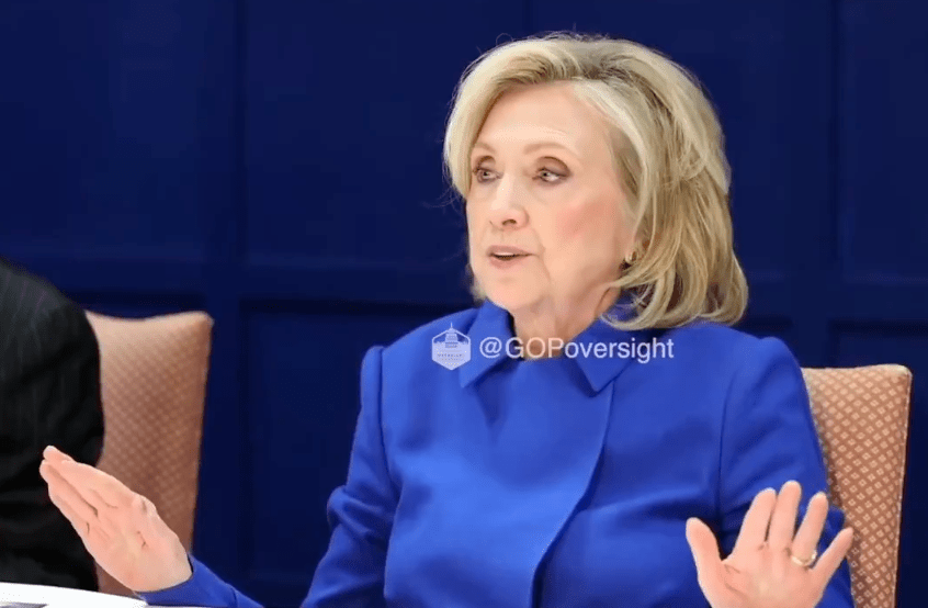 聆訊期間,希拉里與向來作風強硬的共和黨女議員博伯特(Lauren Boebert)爆發激烈口角。X圖片(下同) 聆訊期間,希拉里與向來作風強硬的共和黨女議員博伯特(Lauren Boebert)爆發激烈口角。X圖片(下同)