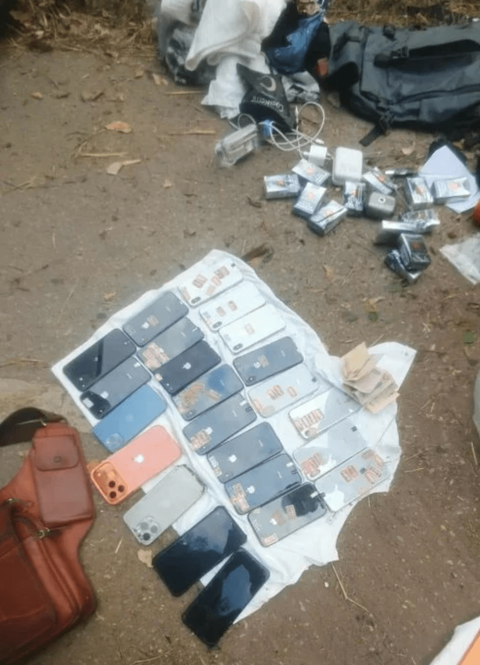 警方在清理現場及檢視死者隨身物品時，於背包內發現多達23部智能手機，另搜出一批被標記及分組的通訊設備資料，當中標註「邁阿密」、「得克薩斯」等城市名稱。泰國警方圖片