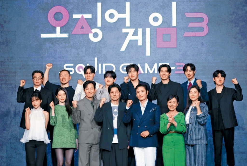 李政宰(前排左三)、李秉憲(前排右三)、任時完(後排左四)等10多位演員昨為《魷魚3》造勢。