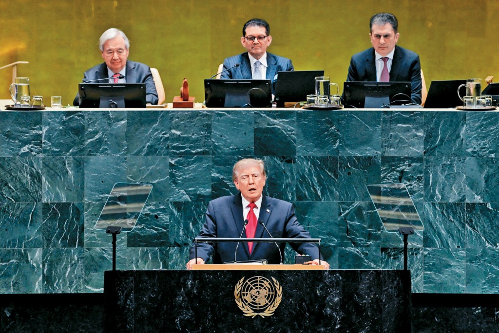 特朗普昨日在联合国大会发表演讲。左上方是联合国秘书长古特雷斯。