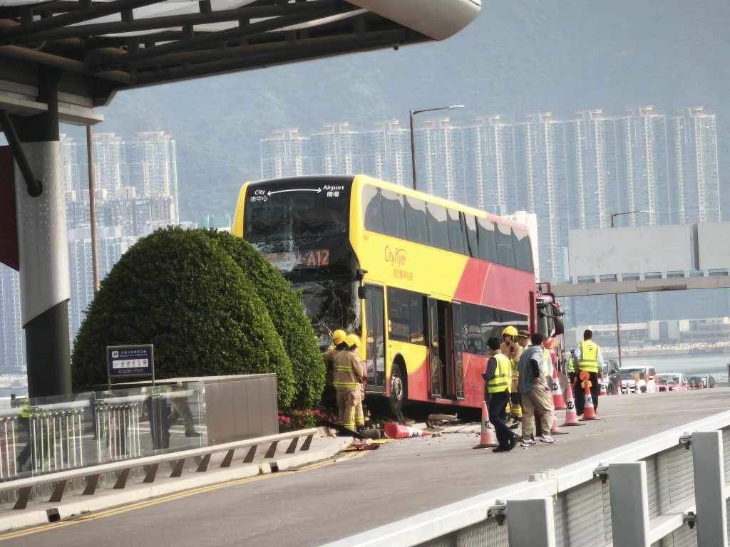 城巴擋風玻璃碎裂,車頭擱在石壆上,最前兩邊車胎凌空。網上圖片 城巴擋風玻璃碎裂,車頭擱在石壆上,最前兩邊車胎凌空。網上圖片