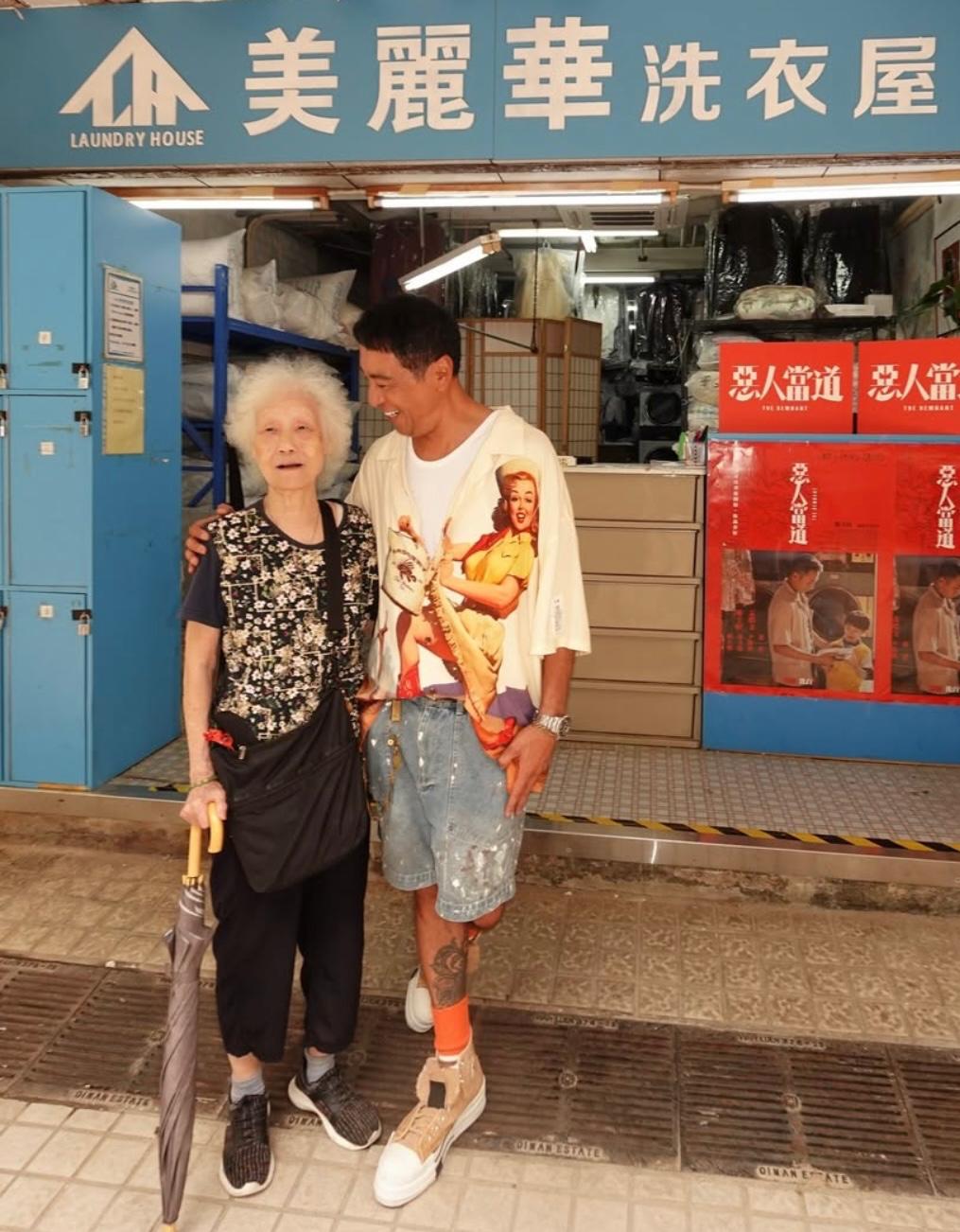 姜皓文演過氣江湖大佬,變身洗衣店店長,街坊拍照集郵。 姜皓文演過氣江湖大佬,變身洗衣店店長,街坊拍照集郵。