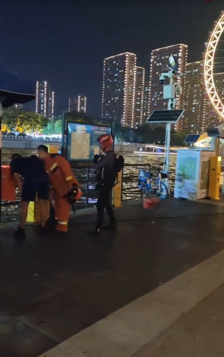 搜救人員在「天津之眼」旁河邊搜索落水母子。小紅書