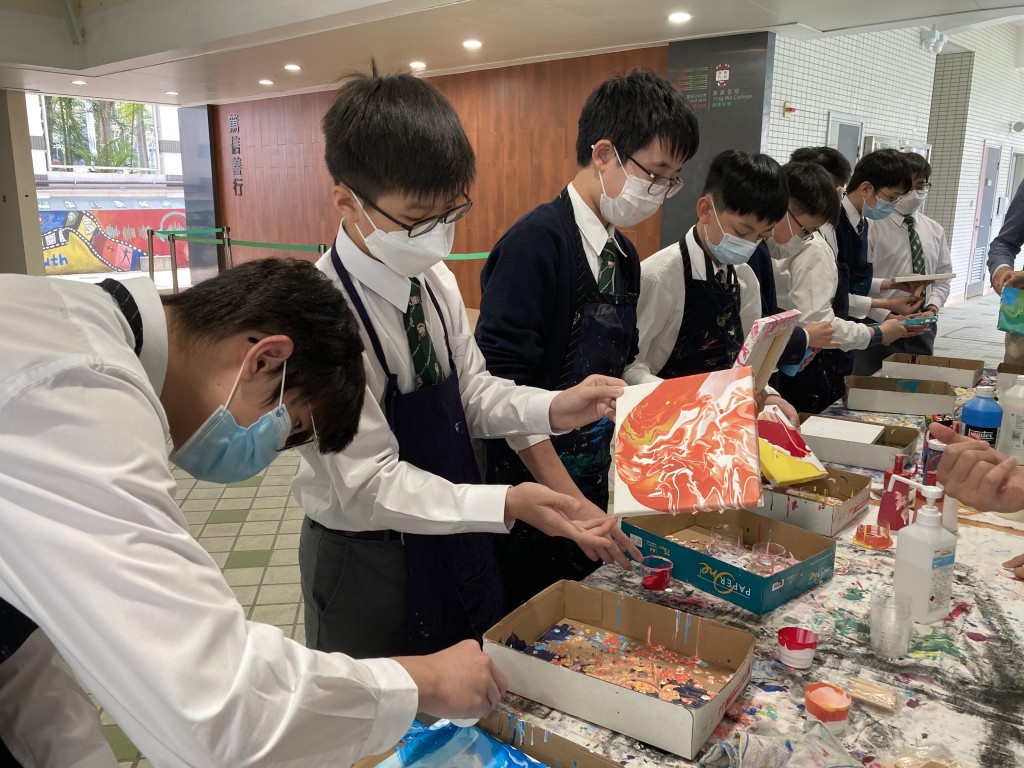除了學術成績，英華書院亦注重學生在音樂、體育及藝術等方面的發展。