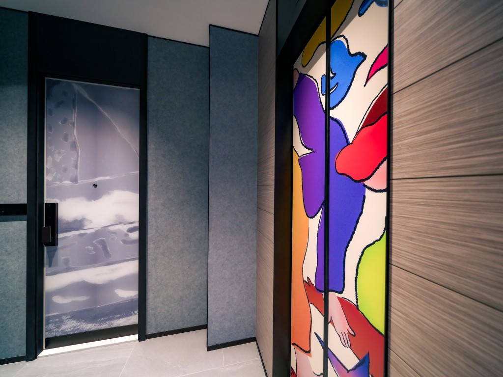 項目電梯門由著名設計師Lillian Wu設計，充滿藝術氣息