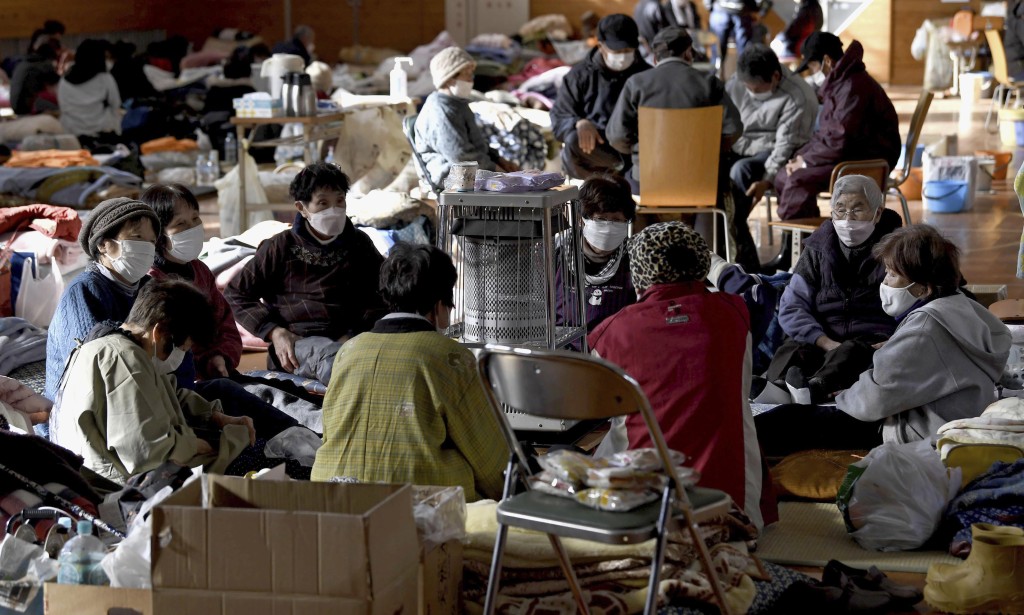 日本地震灾区石川县内避难所传出10人群聚感染。美联社