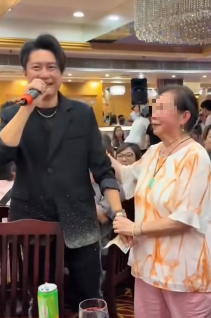 禤振華登台遭婆婆獎賞500元被逼「強吻」。 禤振華登台遭婆婆獎賞500元被逼「強吻」。