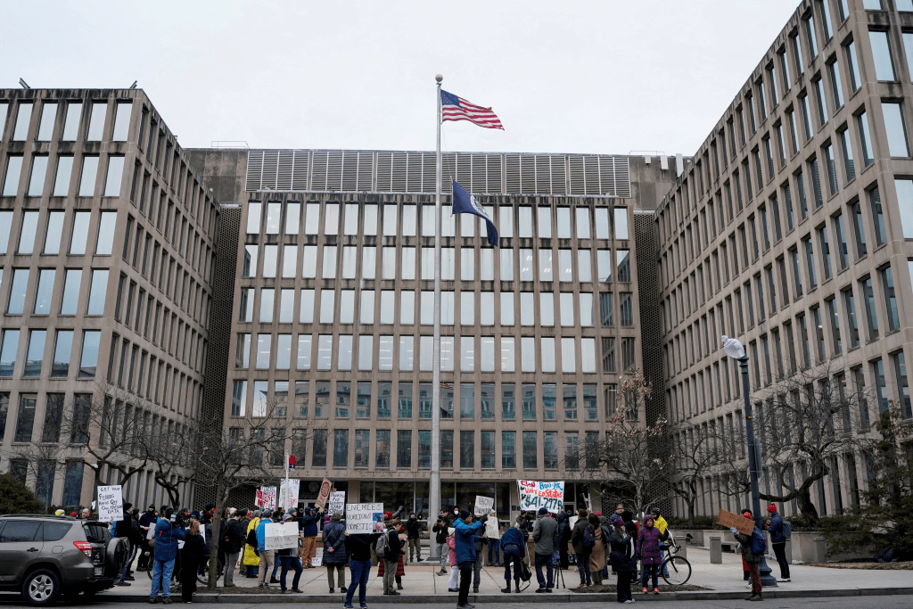 有示威者於人事管理辦公室大樓外抗議馬斯克。（路透社）