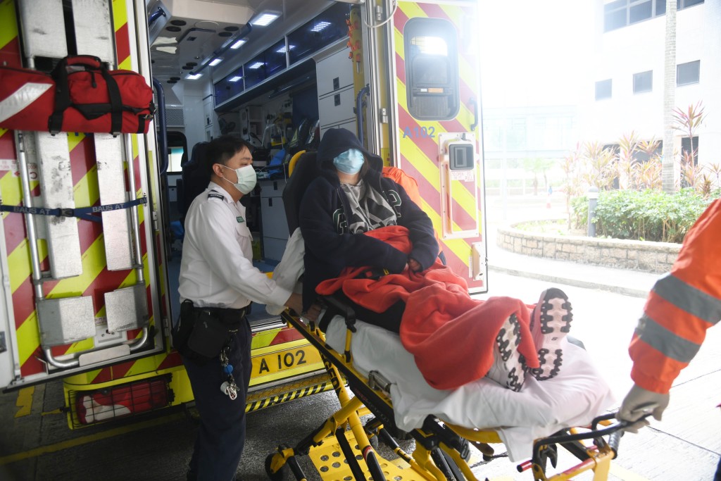 女司机受伤，由救护车送院。
