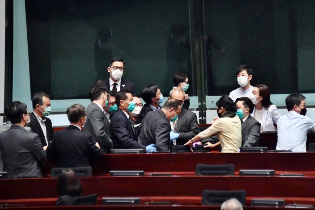 朱凱廸早前被趕離場。