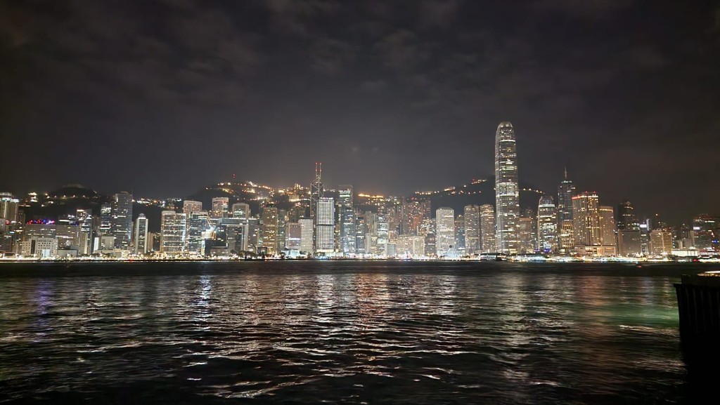 本港地區今日大致多雲，初時有一兩陣微雨。黎志偉攝