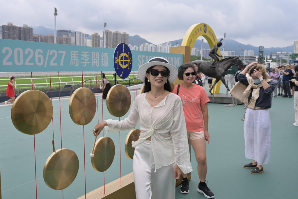 不少旅客在場內與雕塑裝置合照。 不少旅客在場內與雕塑裝置合照。