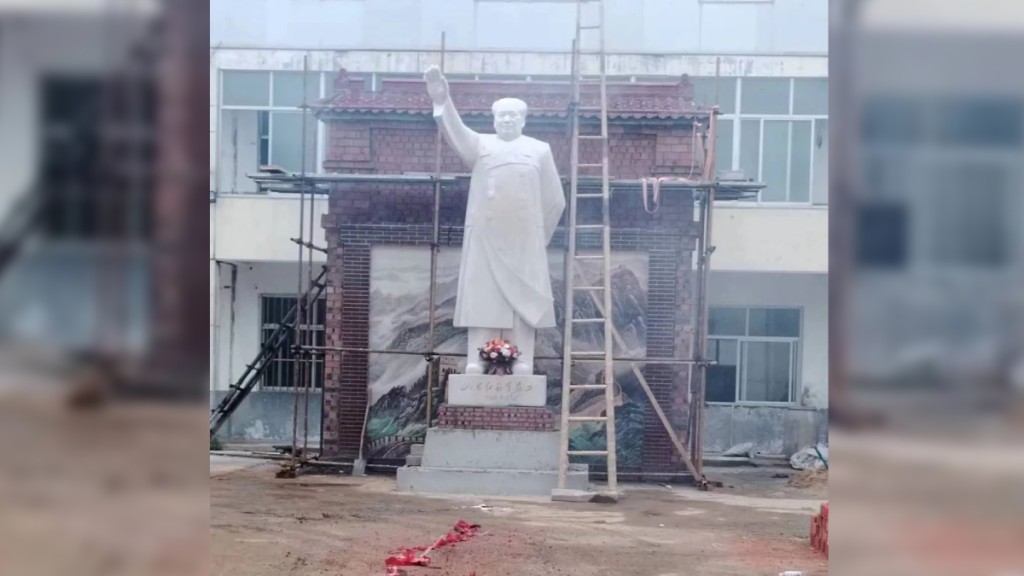 毛澤東漢白玉雕像獲重新豎立 。微博