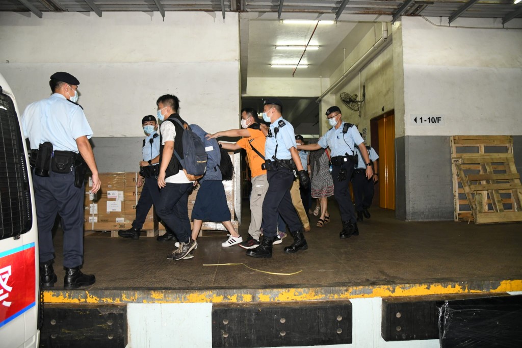 13名男女被捕。