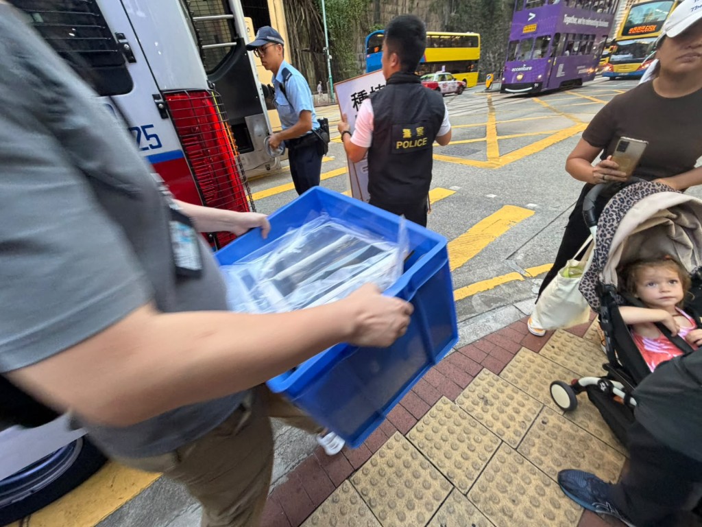 警方帶走一箱證物。