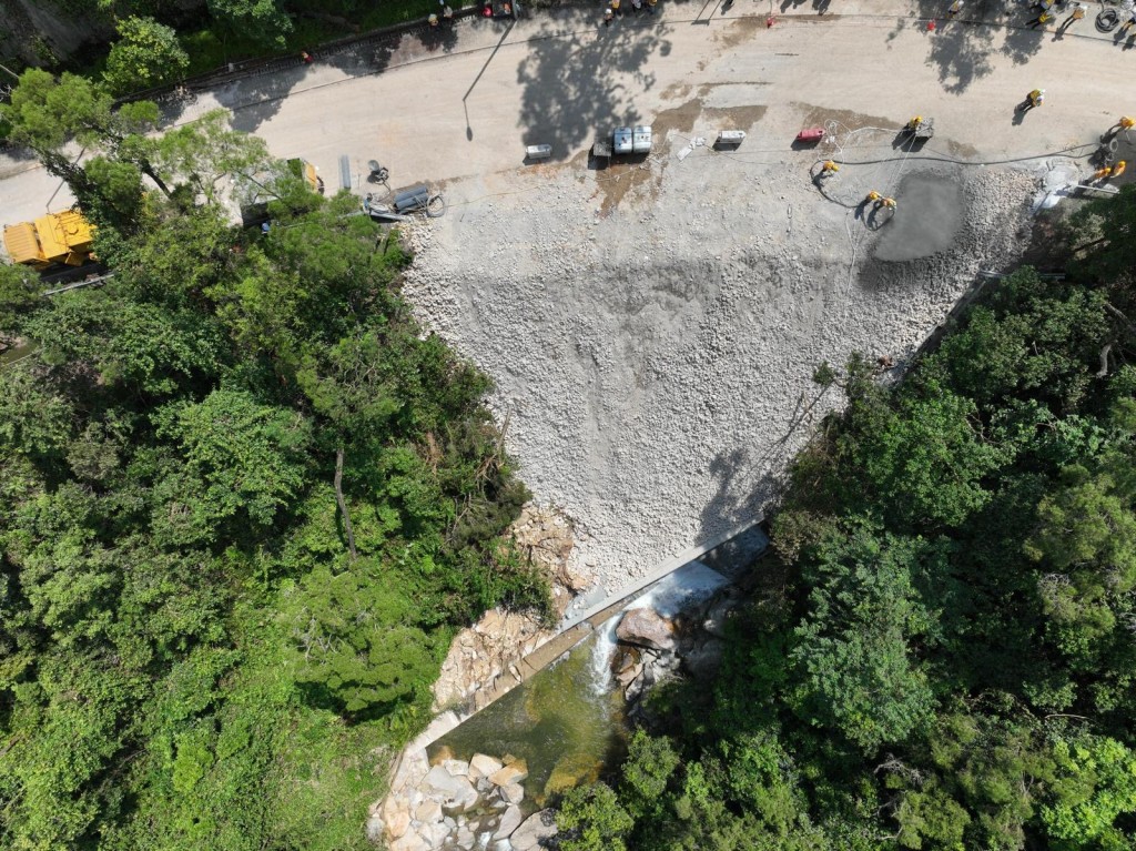 是次承建商出動多部大型機械。路政署fb 是次承建商出動多部大型機械。路政署fb