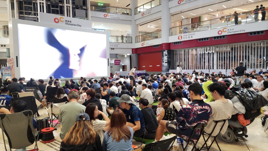 逾400名球迷到奧海城睇波。黎志偉攝 逾400名球迷到奧海城睇波。黎志偉攝