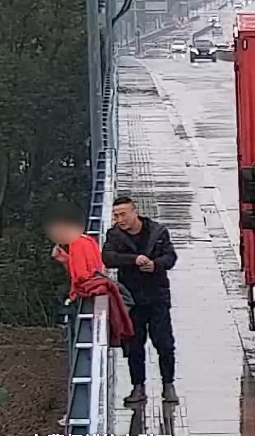 曹師傅冷靜機智的反應，成功救回企圖跳橋男子。秀洲公安