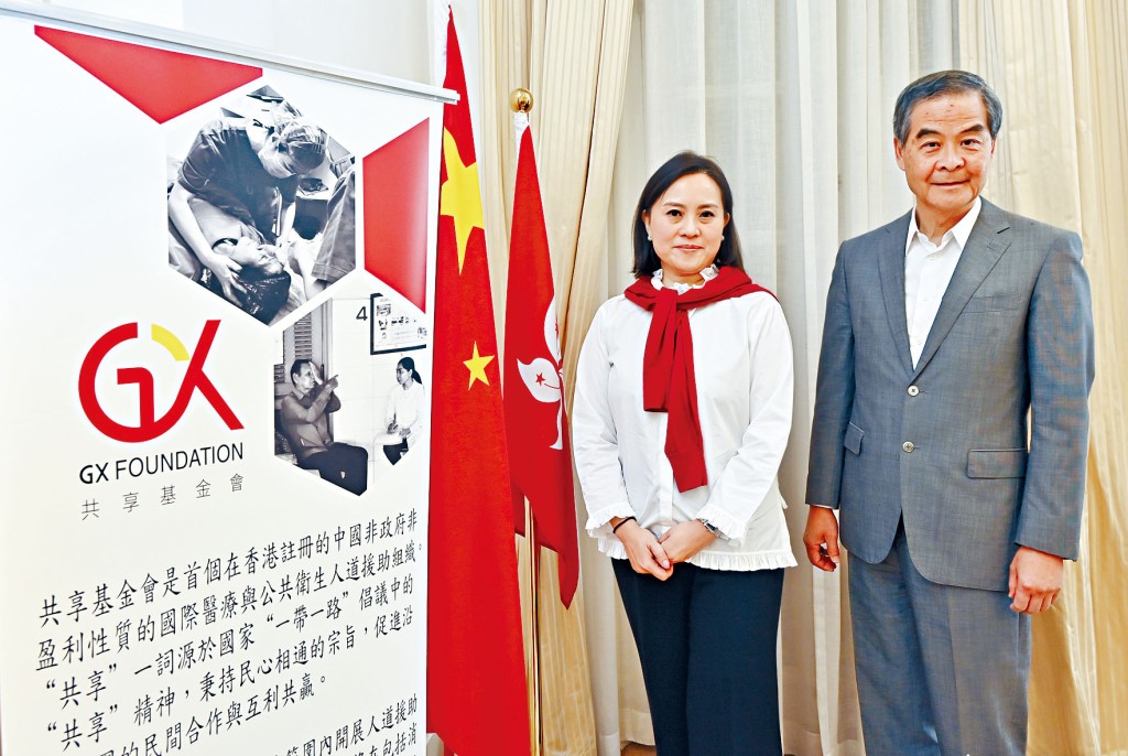 梁振英及陳英凝接受專訪時表示,「只要有病人願意來,就會做到最後一個為止」。