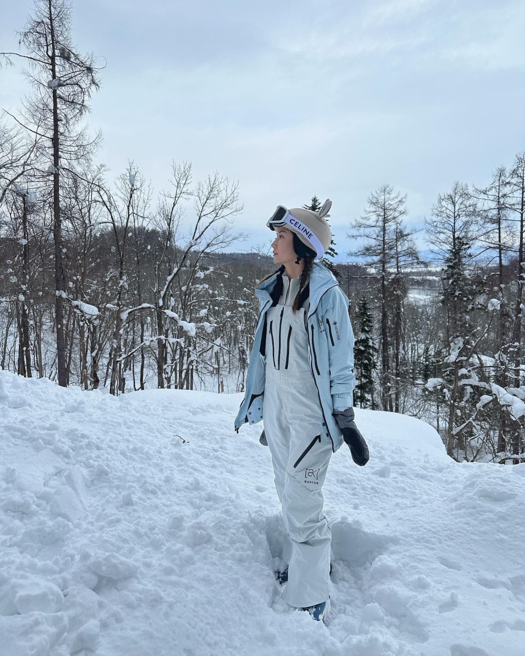 2019年港姐五强蔡嘉欣犹如上演雪地Fashion Show，当中至爱BURTON AK系列滑雪服。