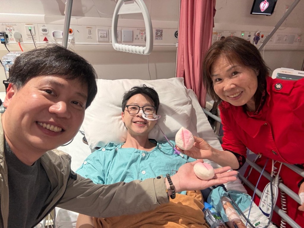 陳Sir在廣華醫院留醫，媽媽及兄長前往探視。