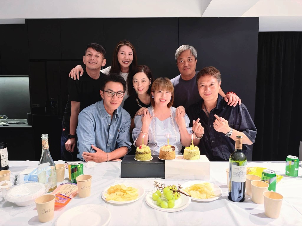 近日劉愷威與TVB同期訓練班同學慶生敍舊。 近日劉愷威與TVB同期訓練班同學慶生敍舊。