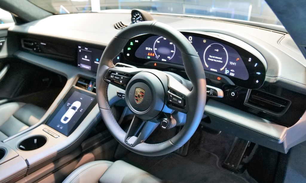 ■車廂16.8吋弧形數碼錶板是焦點所在。