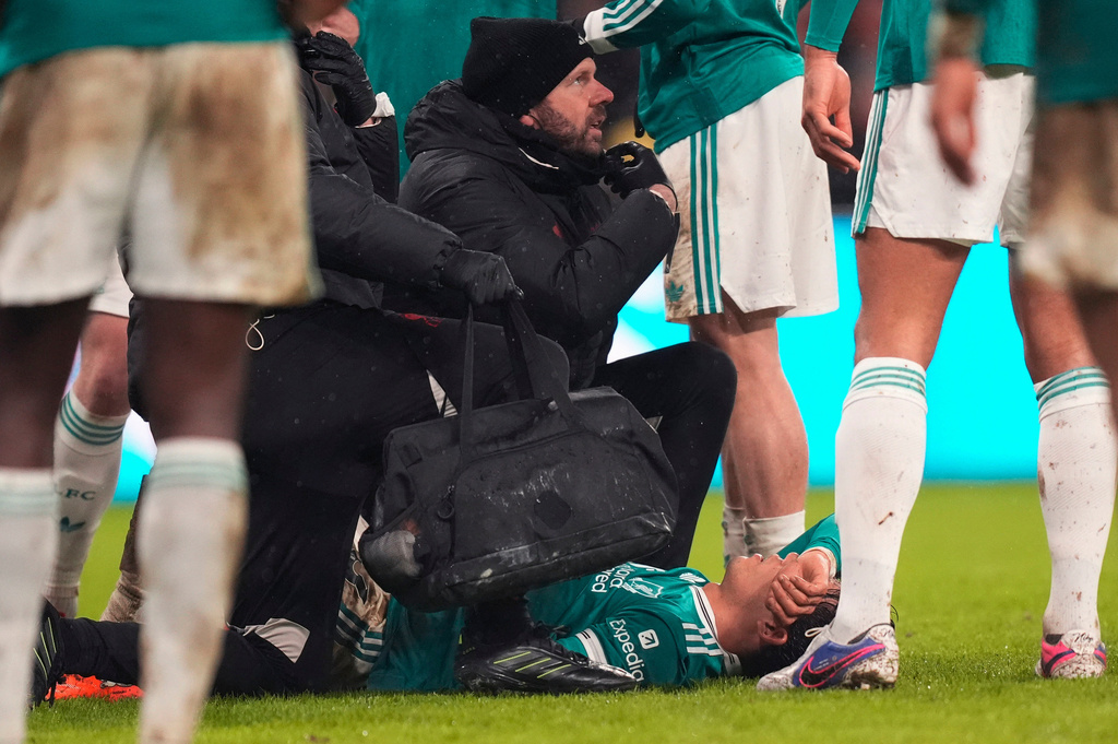 遠藤航受傷倒地。美聯社