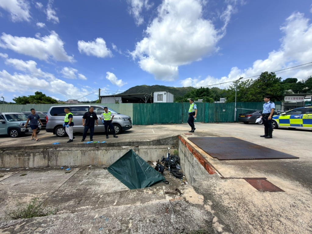 警員用帳篷遮蔽遺體,在場進行調查。 警員用帳篷遮蔽遺體,在場進行調查。