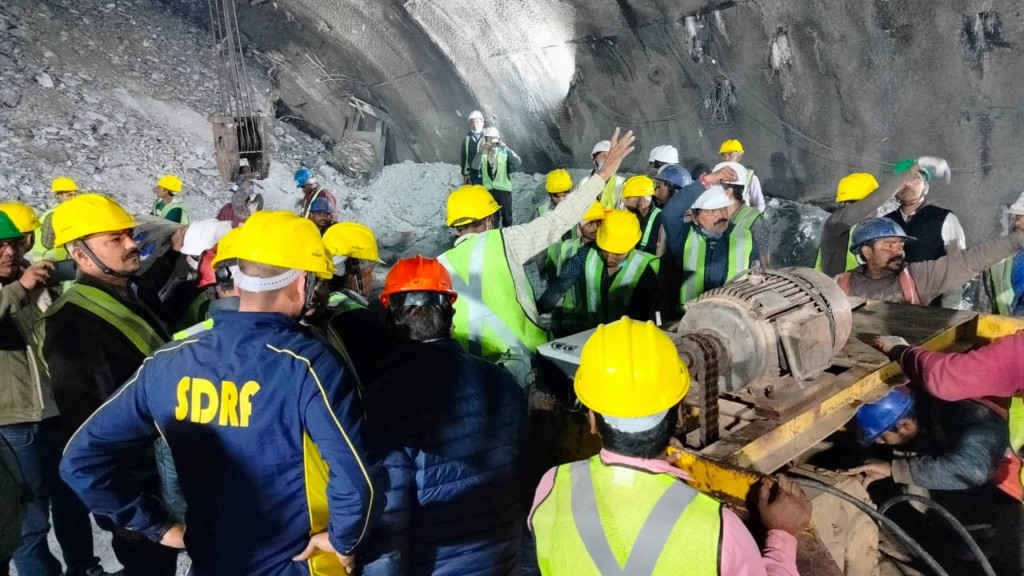 大批救援人員在隧道內工作。 路透社