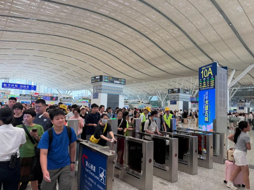广深港高铁跨境客流今年提前破2000万，香港前往内地客流达972.7万人次。 深圳新闻网 