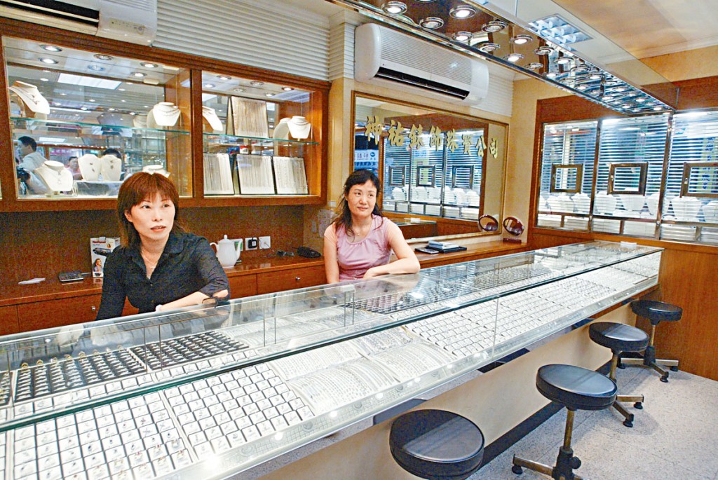 澳门春假期间，珠宝业店铺人流已回复至疫情前6至7成水平。