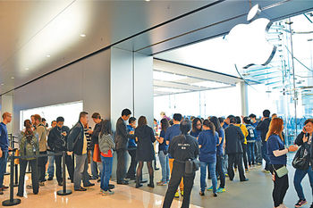 ■排隊試戴新錶，中環旗艦店一度現人龍。