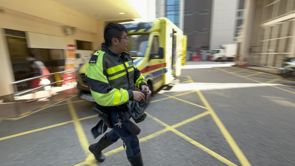 警員趕到醫院了解傷者傷勢。楊偉亨攝