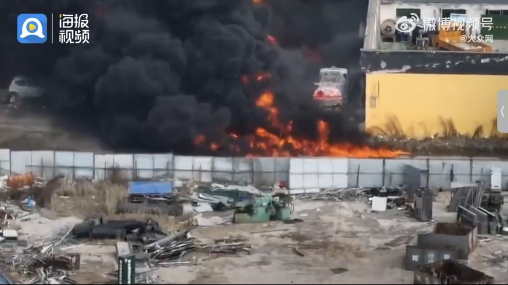 濟南油罐車爆炸火焰衝天現場冒出大量黑煙。