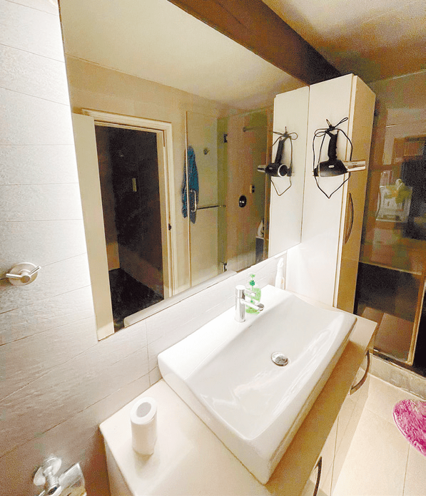 浴室安装有大面镜灯，柔和光綫营造出放松环境。