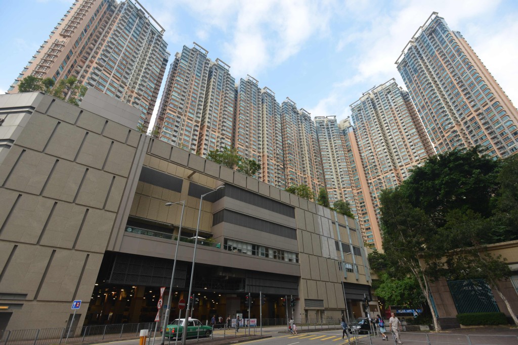 银湖‧天峰中层两房户930万沽。