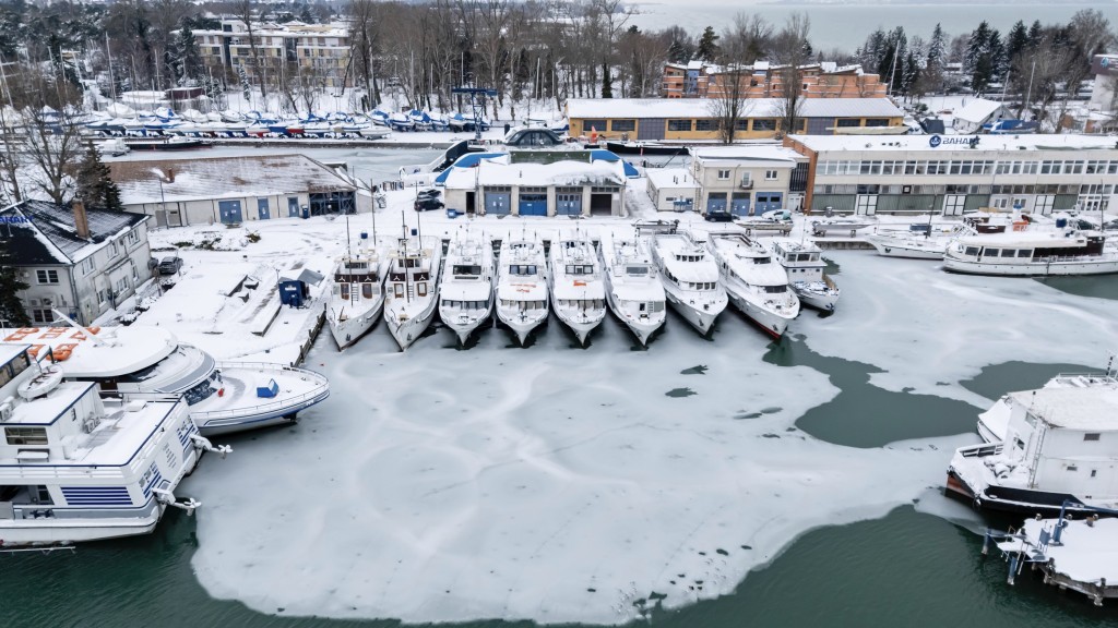 歐洲暴雪|匈牙利錫奧福克巴拉頓湖碼頭結冰。 美聯社 歐洲暴雪|匈牙利錫奧福克巴拉頓湖碼頭結冰。 美聯社