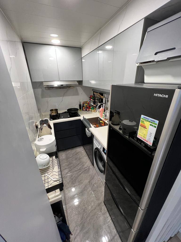 厨房有多组厨柜，储物空间充足。