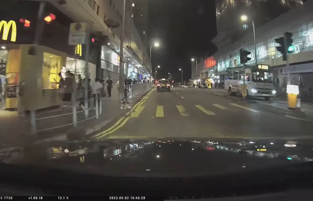 私家车直行驶至麦当劳旁边行人过路处，一名女童由左边冲出。fb车cam L（香港群组）Vincent Lau影片截图