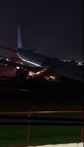 飞机在撞上信号塔后遭受重大损坏，幸没有人受伤。