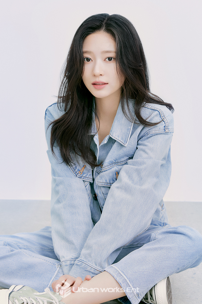 玟周在正式出道前，客串過韓劇及做過MV女主角。