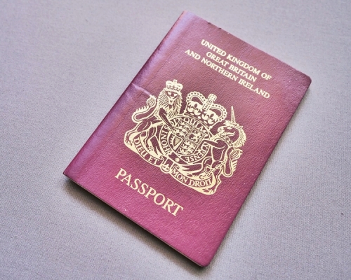 英國政府今日起開放手機應用程式予BNO持有人申請簽證。資料圖片