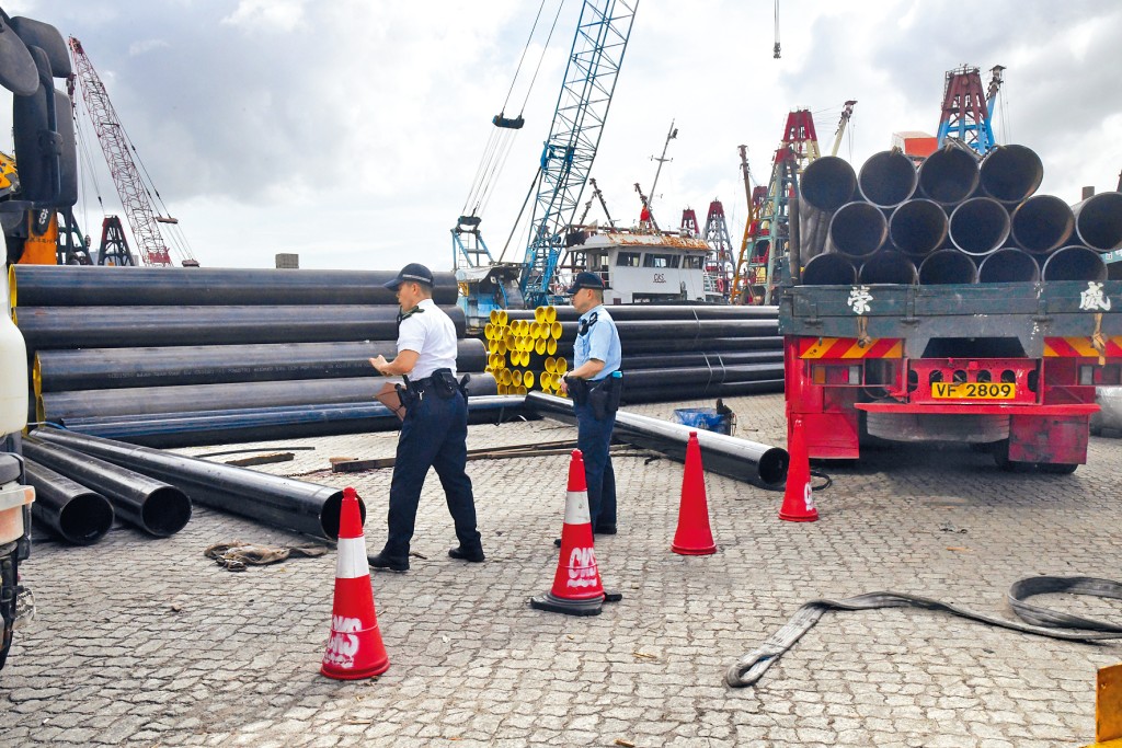 警員到場調查奪命工業意外。