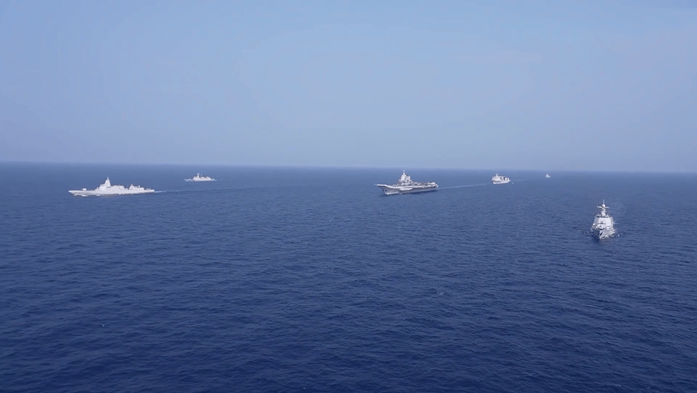 山东舰首次参加环台岛战备警巡。微博