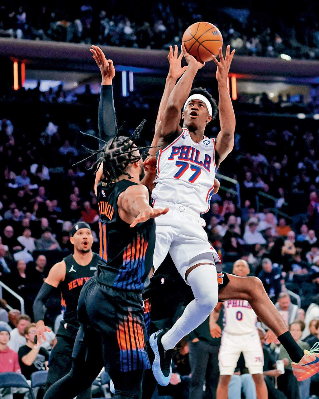 76人的艾治甘比跳投得手。