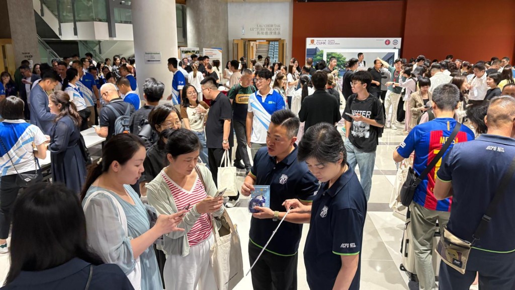 開學在即,警方聯同中文大學在校園舉辦活動,向內地生及家長宣傳防騙信息。 開學在即,警方聯同中文大學在校園舉辦活動,向內地生及家長宣傳防騙信息。